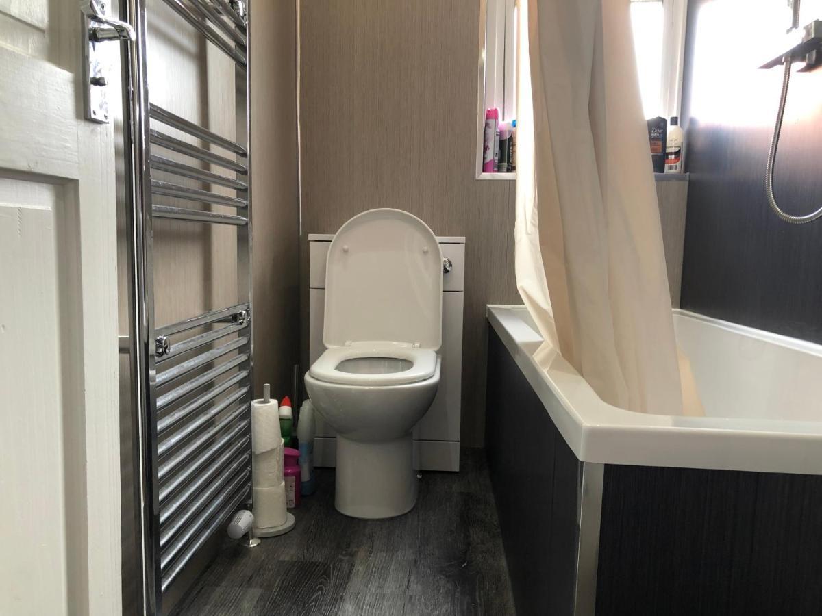 Captivating 2-Bed Apartment In كيركالدي المظهر الخارجي الصورة
