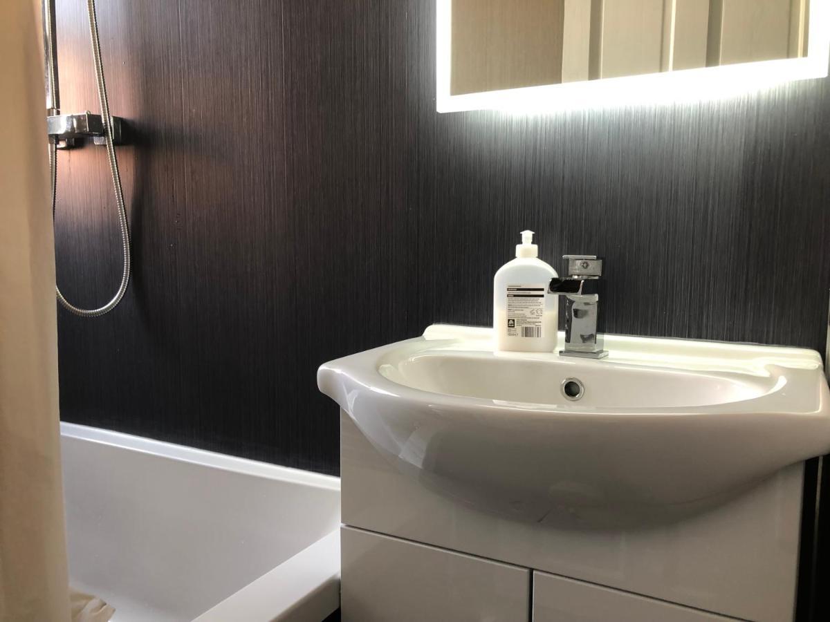 Captivating 2-Bed Apartment In كيركالدي المظهر الخارجي الصورة