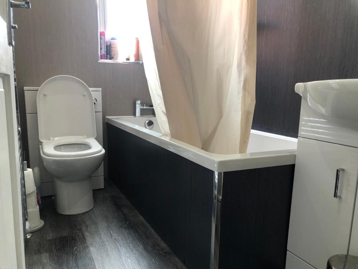 Captivating 2-Bed Apartment In كيركالدي المظهر الخارجي الصورة