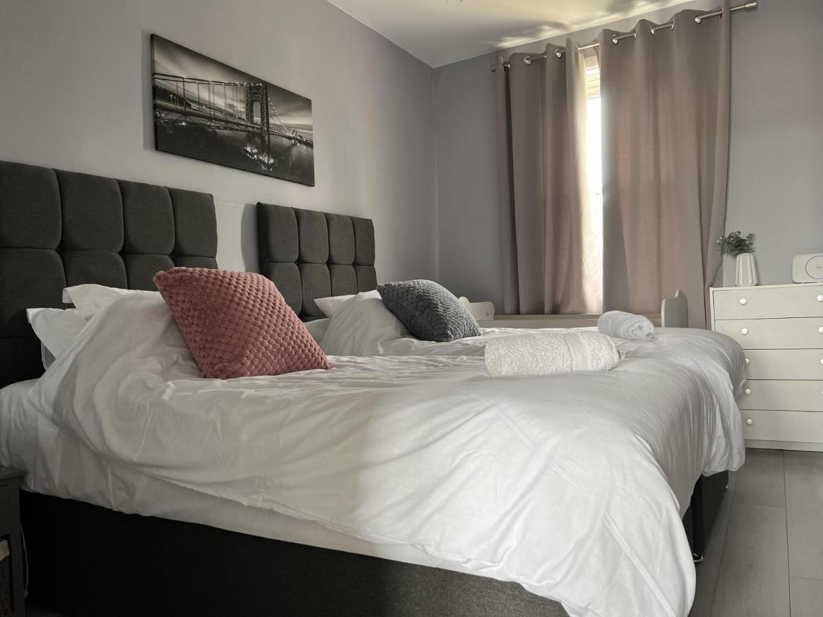 Captivating 2-Bed Apartment In كيركالدي المظهر الخارجي الصورة