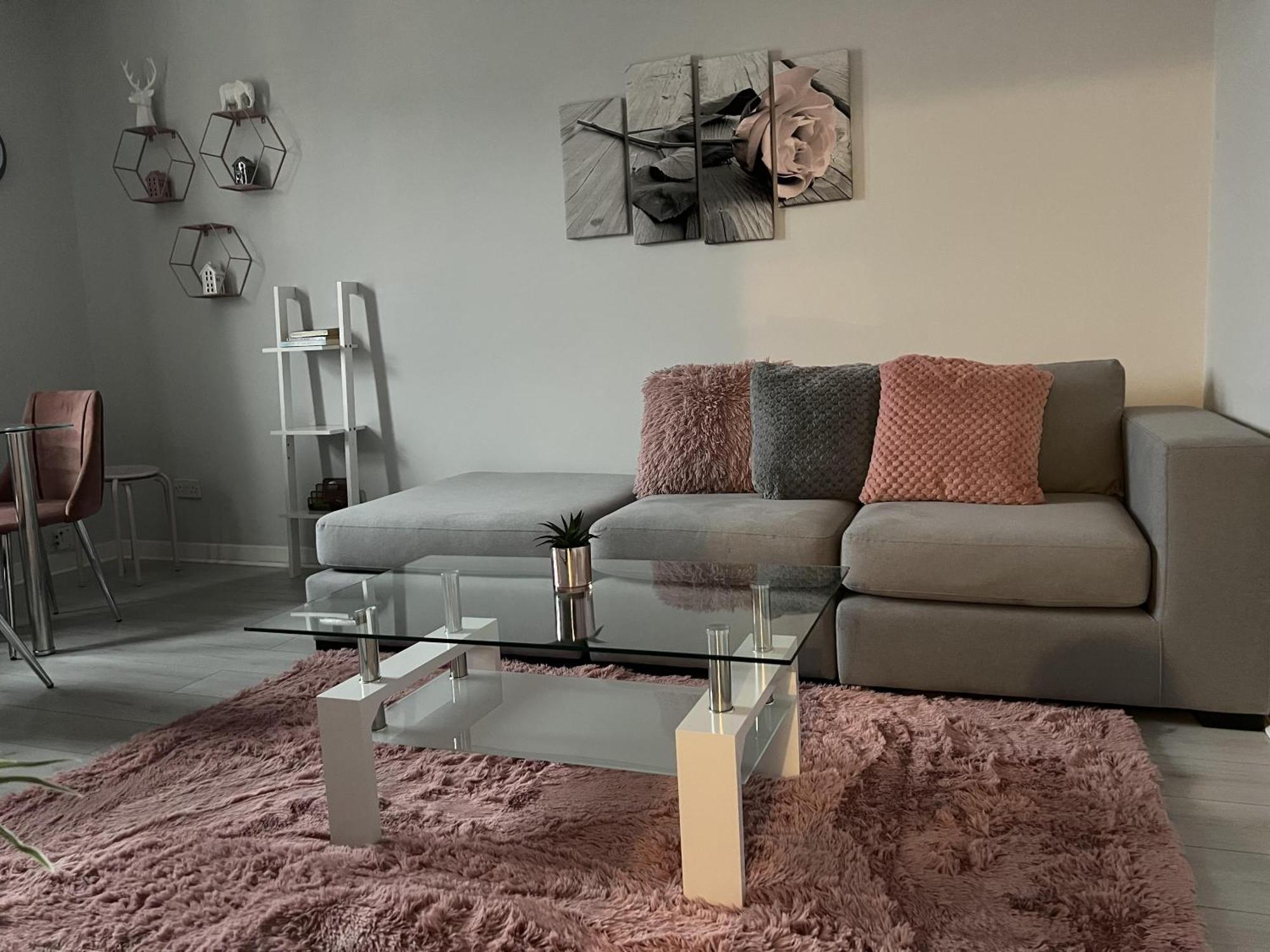 Captivating 2-Bed Apartment In كيركالدي المظهر الخارجي الصورة