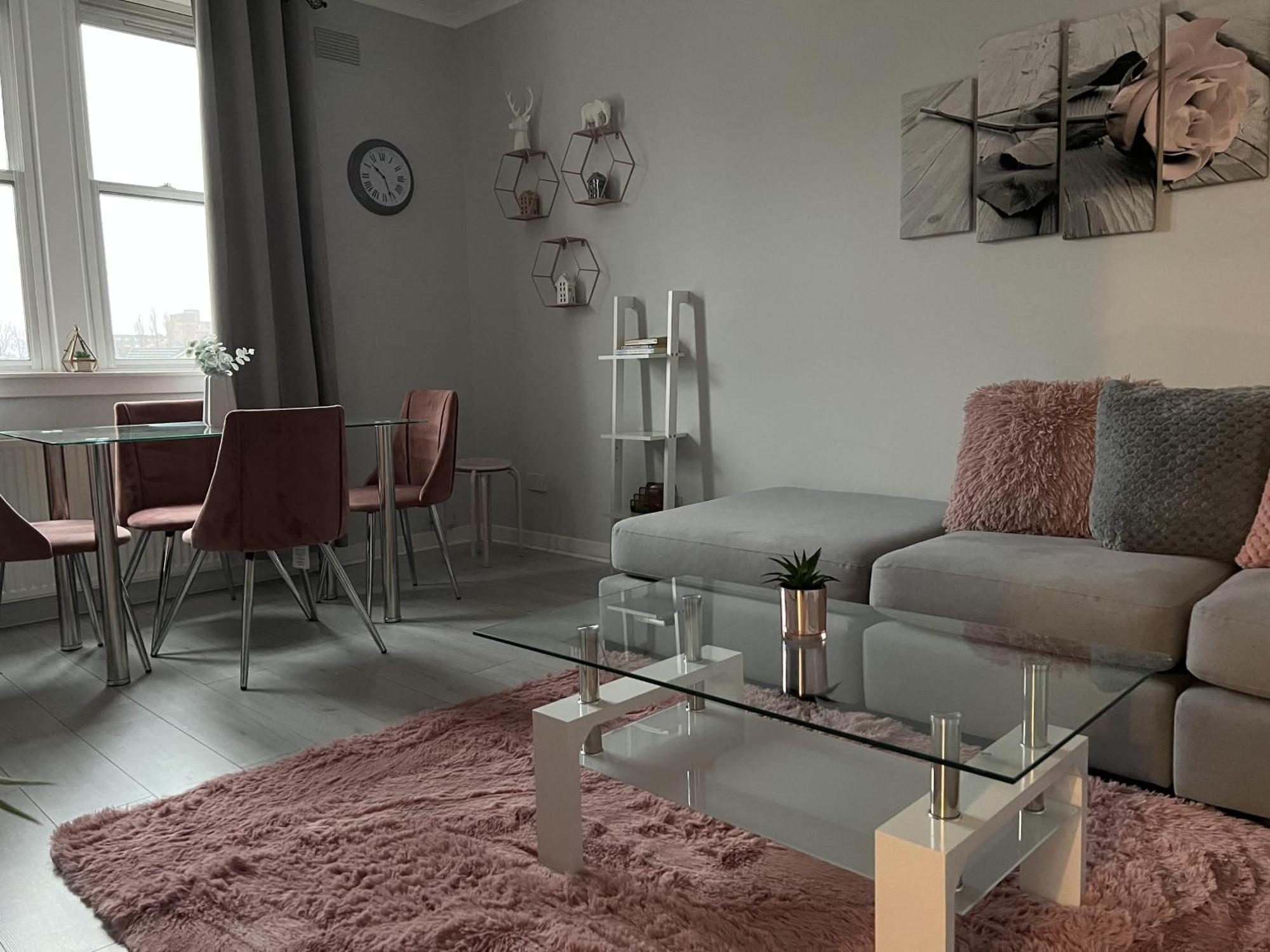 Captivating 2-Bed Apartment In كيركالدي المظهر الخارجي الصورة