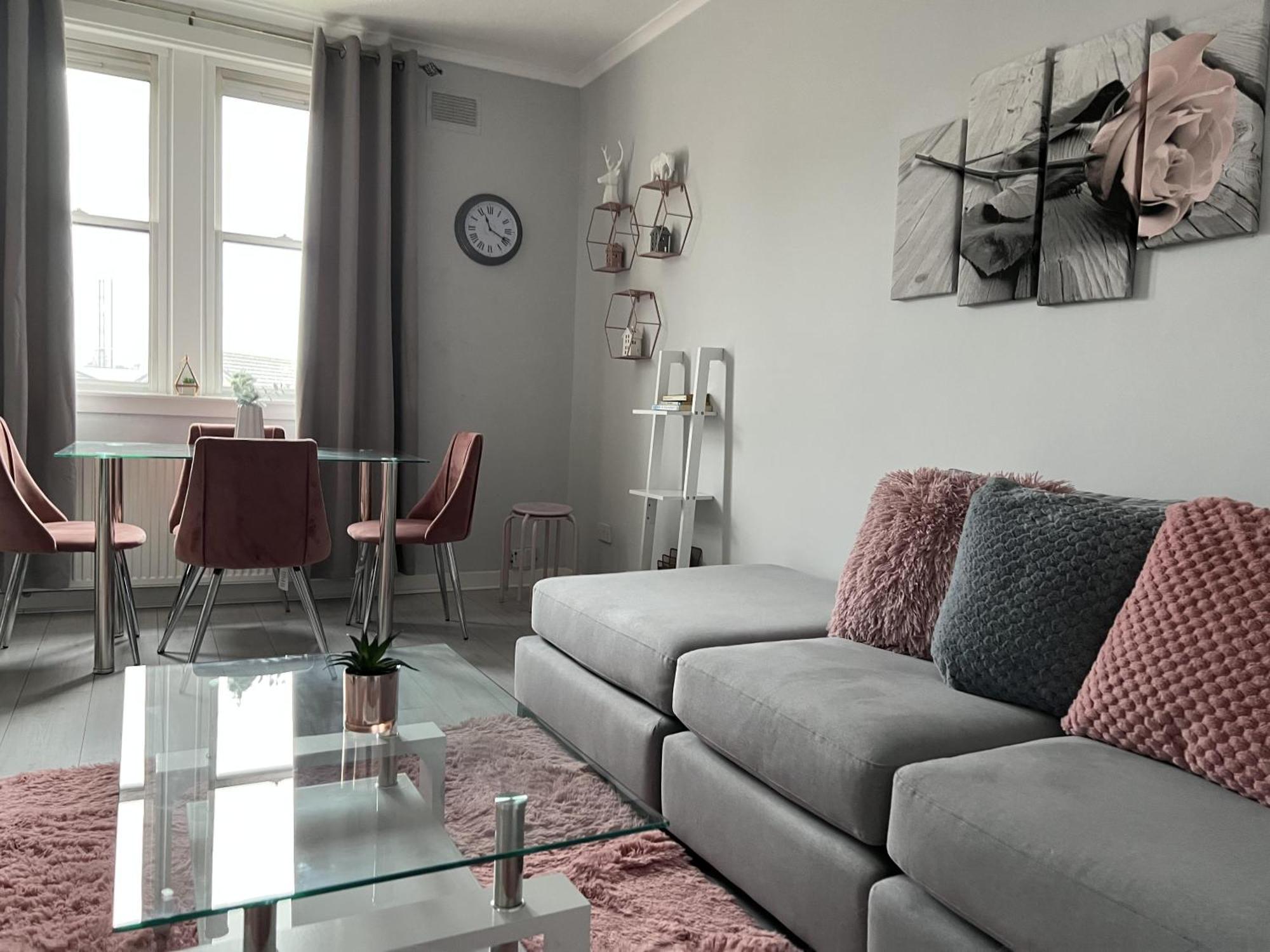 Captivating 2-Bed Apartment In كيركالدي المظهر الخارجي الصورة